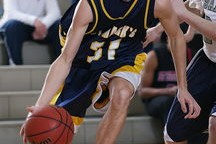 九游网游官网-核心球员是否因战术体系单一而遭遇表现瓶颈，球场核心球员