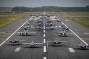 九游娱乐(jiuyou)官网-极限滑雪公开赛设置夜间赛道引发热议，极限滑雪大神