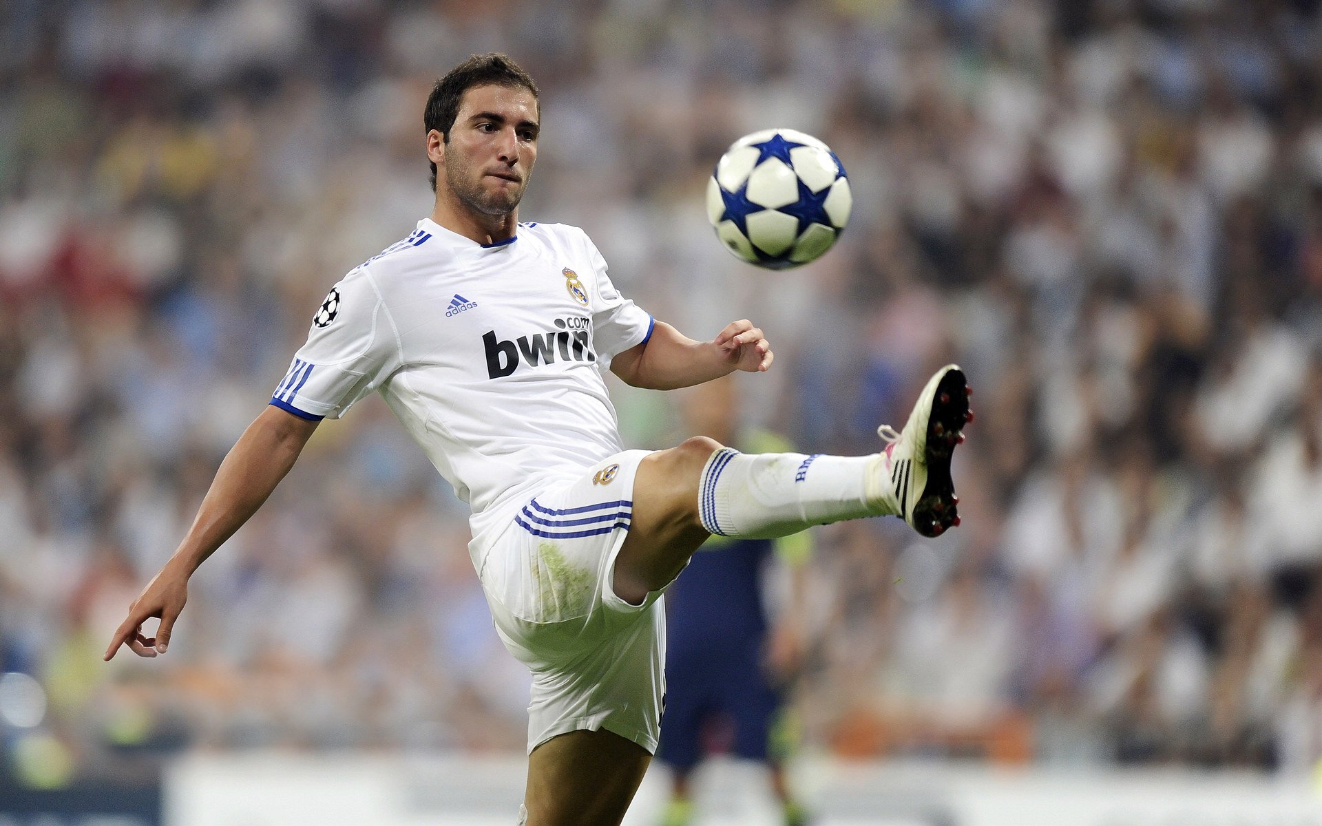 教师节“粉笔接力跑” 将祝福语写在起终点的黑板上